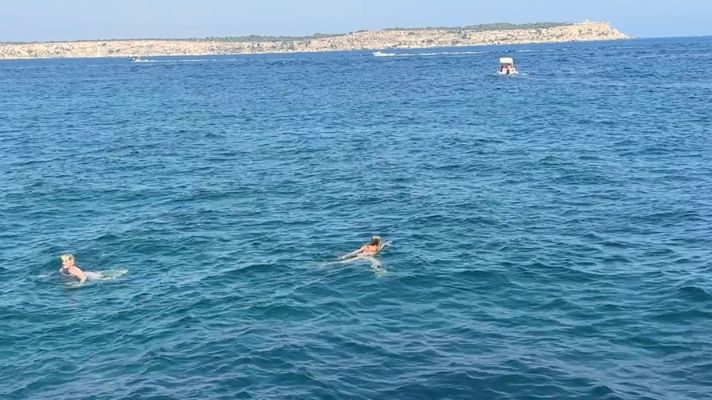 地中海で泳ぐ