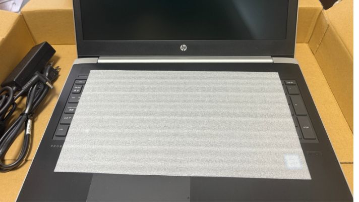 箱の中のHP 450G5のACアダプターと電源ケーブル