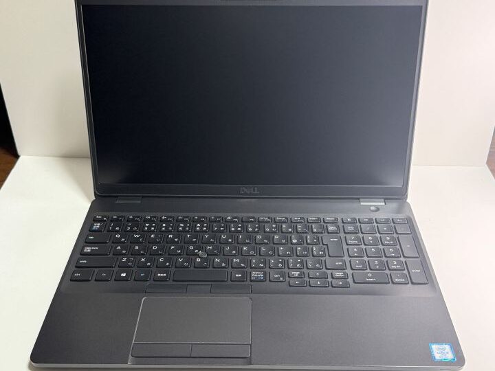 Latitude 5500 外観 正面
