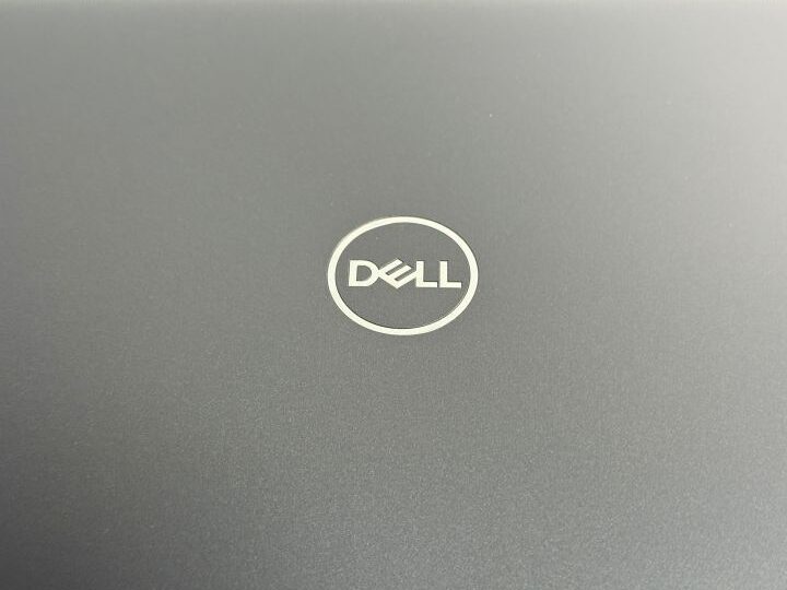 Latitude 5500 の天板中央にある DELL ロゴ。マットな質感のブラックボディ。