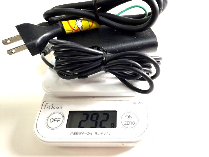 Dell Latitude 7390 のACアダプタの重さ（約292g）