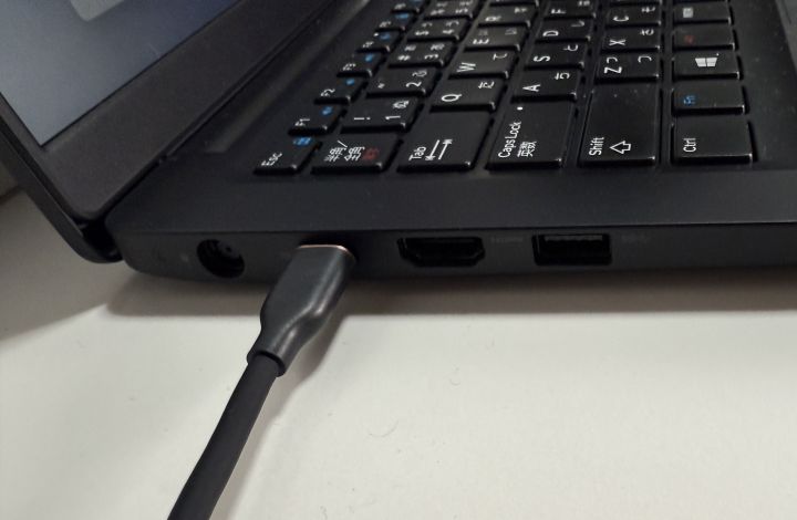 Dell Latitude 7390 のUSB-Cポートにケーブルを接続している様子（USB-C端子の位置）