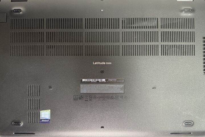 Latitude 5500 の底面全体。広い通気口が並んでおり、メンテナンスしやすい構造。