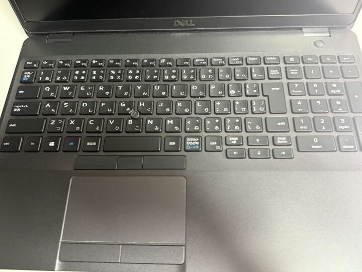 Latitude 5500 のキーボード全体。中央にはスティック型ポインタと、下部にはクリックボタン付きタッチパッドがある。
