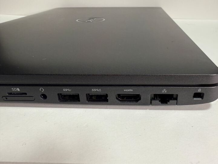 Latitude 5500 右側面の端子。SDカードスロット、ヘッドホン端子、USB-A×2、HDMI、有線LANなど。