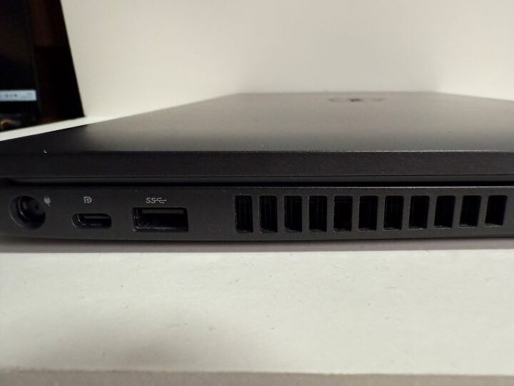 Latitude 5500 左側面の端子。電源端子、USB-C、USB-A、排気口などが並んでいる。