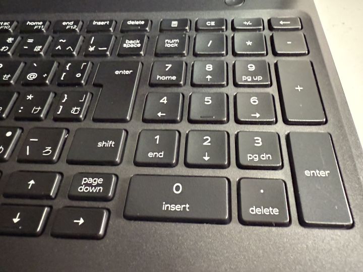 Latitude 5500 のテンキー部分のアップ。0キーやEnterキーが大きく配置されている。