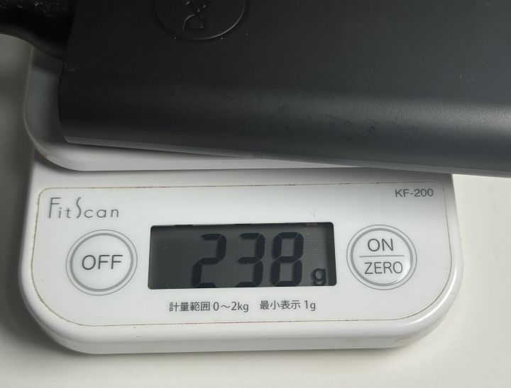 Latitude 5500 のACアダプターをスケールで計測した様子。表示は238g。