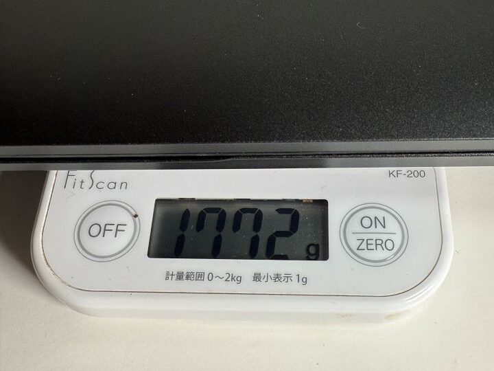 Latitude 5500 本体をスケールに載せて計測している様子。表示は1702g