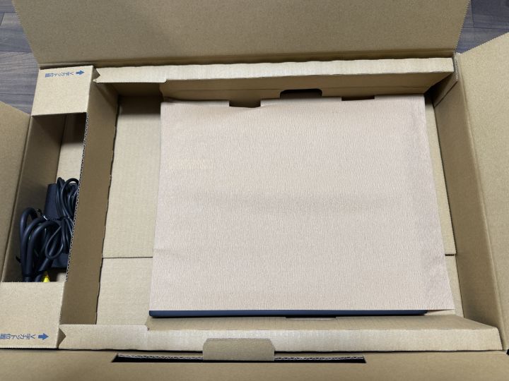 Qualitから届いたDell Latitude 7390の内容物一式。ノート本体とACアダプタなど