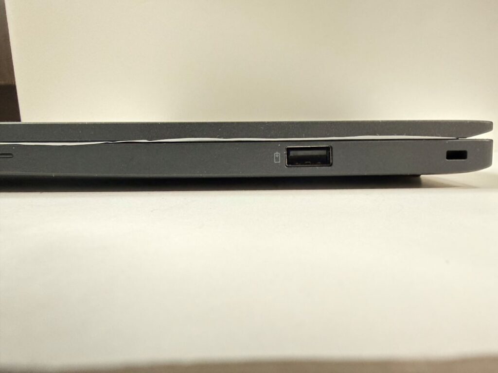 ThinkPad X13 Gen6 右側ポート 実機