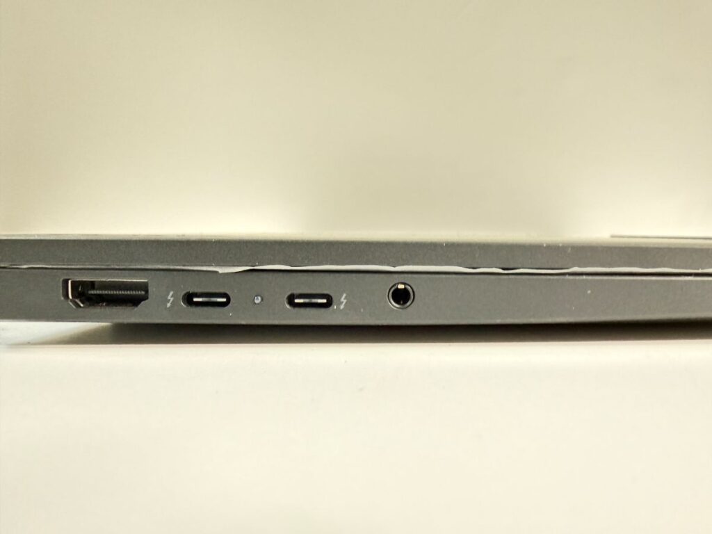 ThinkPad X13 Gen 6 左側ポート