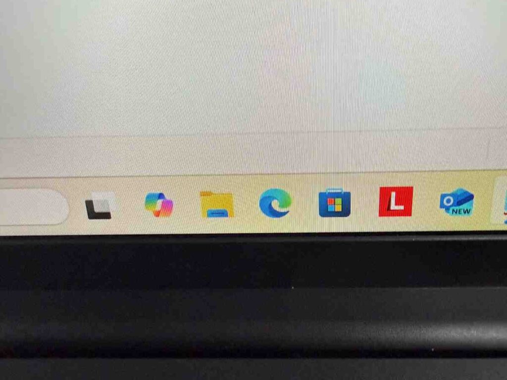 ThinkPad X13 Gen 6 下ベゼルの近接写真