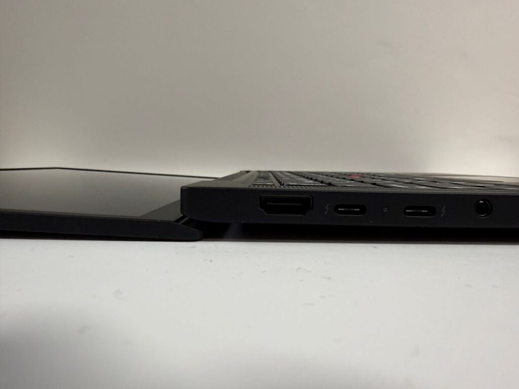 ThinkPad X13 Gen 6 180度ヒンジ