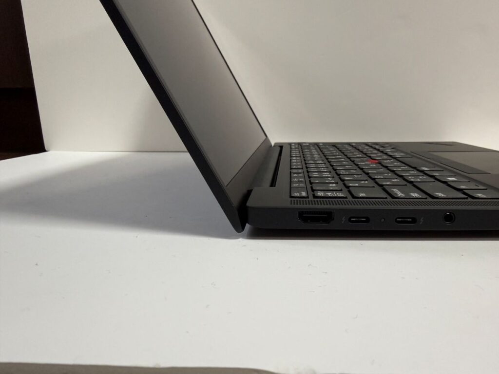 ThinkPad X13 Gen 6 側面デザイン