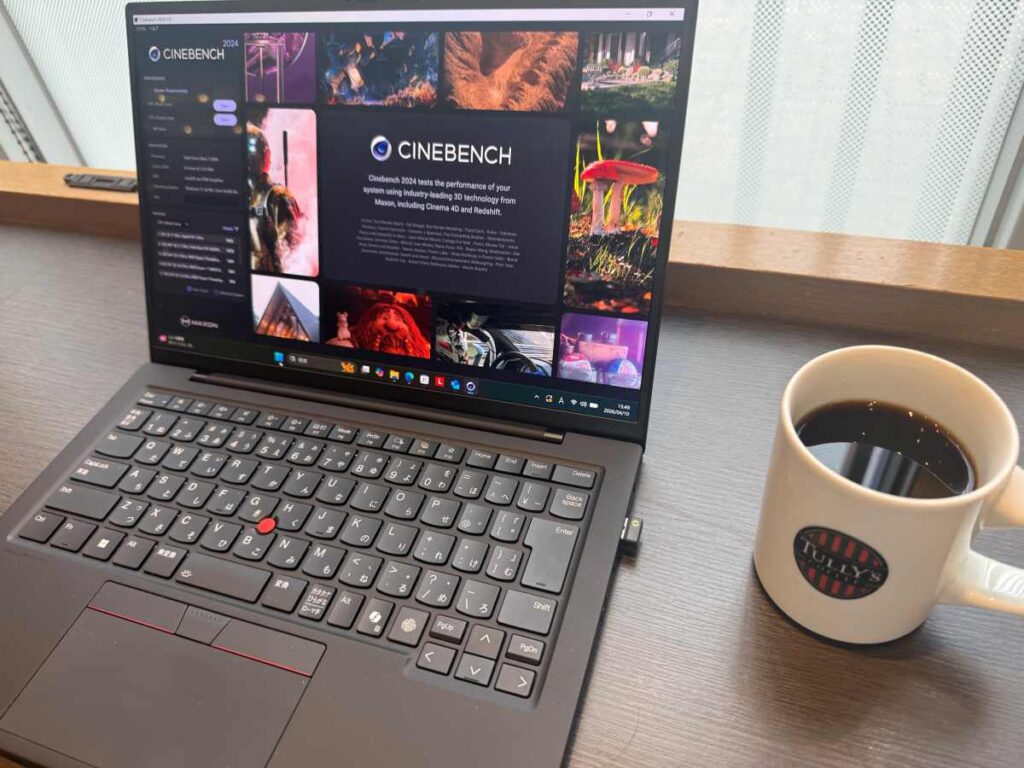 ThinkPad X1 Carbon Gen 13 Aura Edition カフェでの使用シーン
