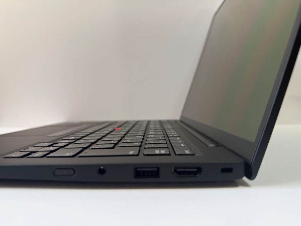 ThinkPad X1 Carbon Gen 13 Aura Edition 横から見た本体のシルエット