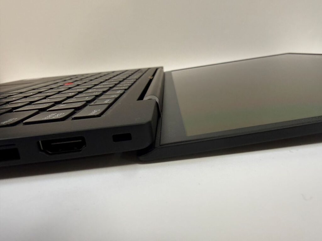 ThinkPad X1 Carbon Gen 13 Aura Edition ヒンジ部分のアップ