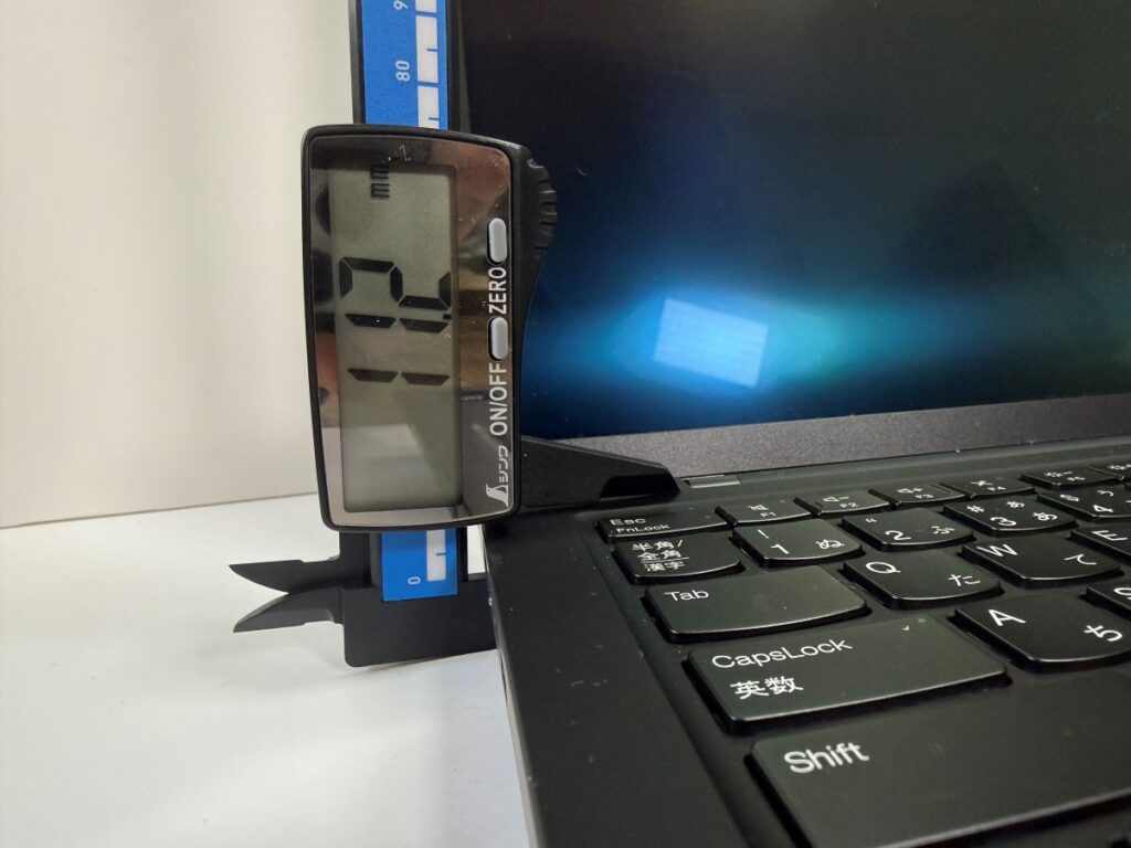 ThinkPad X1 Carbon Gen 13 Aura Edition 開いた状態の厚さ 約11.2mm ノギス測定