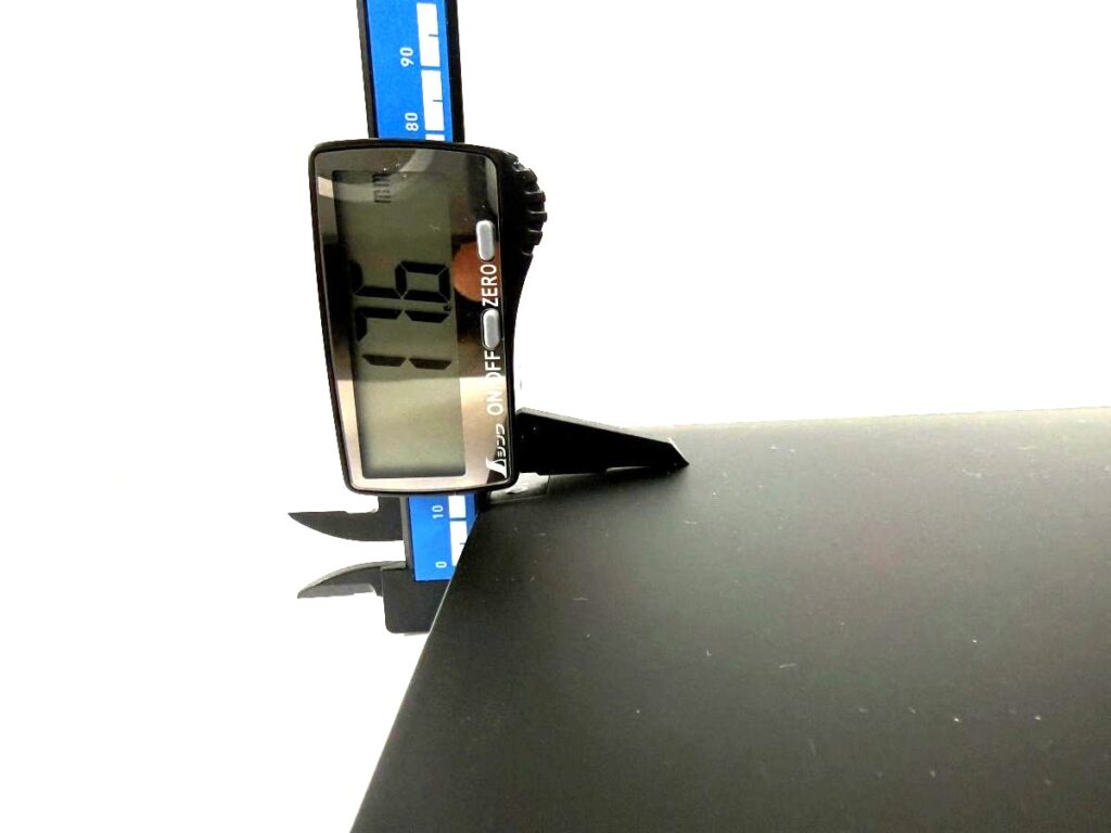 ThinkPad X1 Carbon Gen 13 Aura Edition 閉じた状態の厚さ 約17.6mm ノギス測定