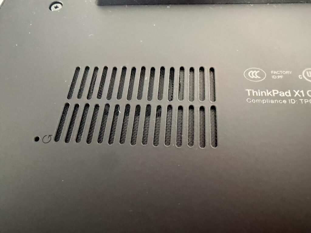 ThinkPad X1 Carbon Gen 13 Aura Edition 底面の通気口と排気口