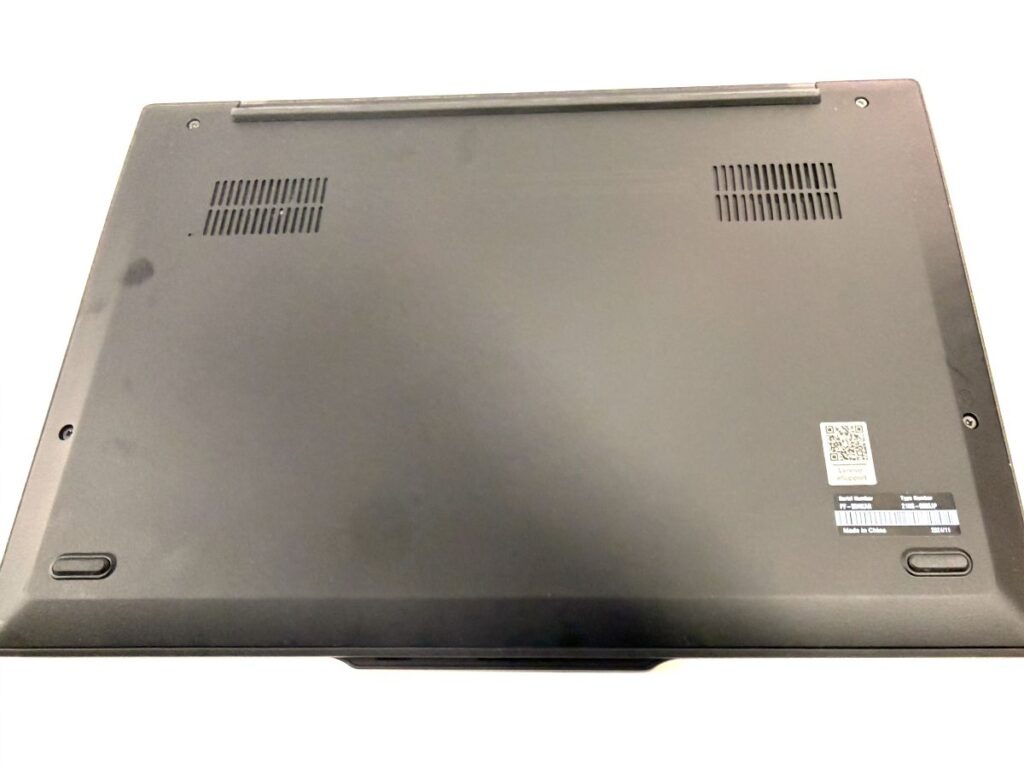 ThinkPad X1 Carbon Gen 13 Aura Edition 底面全体 ゴム足と通気口の配置