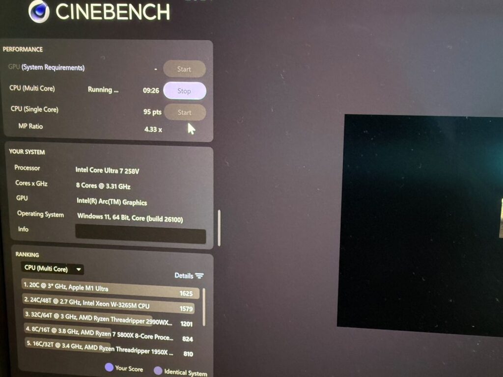ThinkPad X1 Carbon Gen 13 Aura Edition Cinebench 2024 実行中