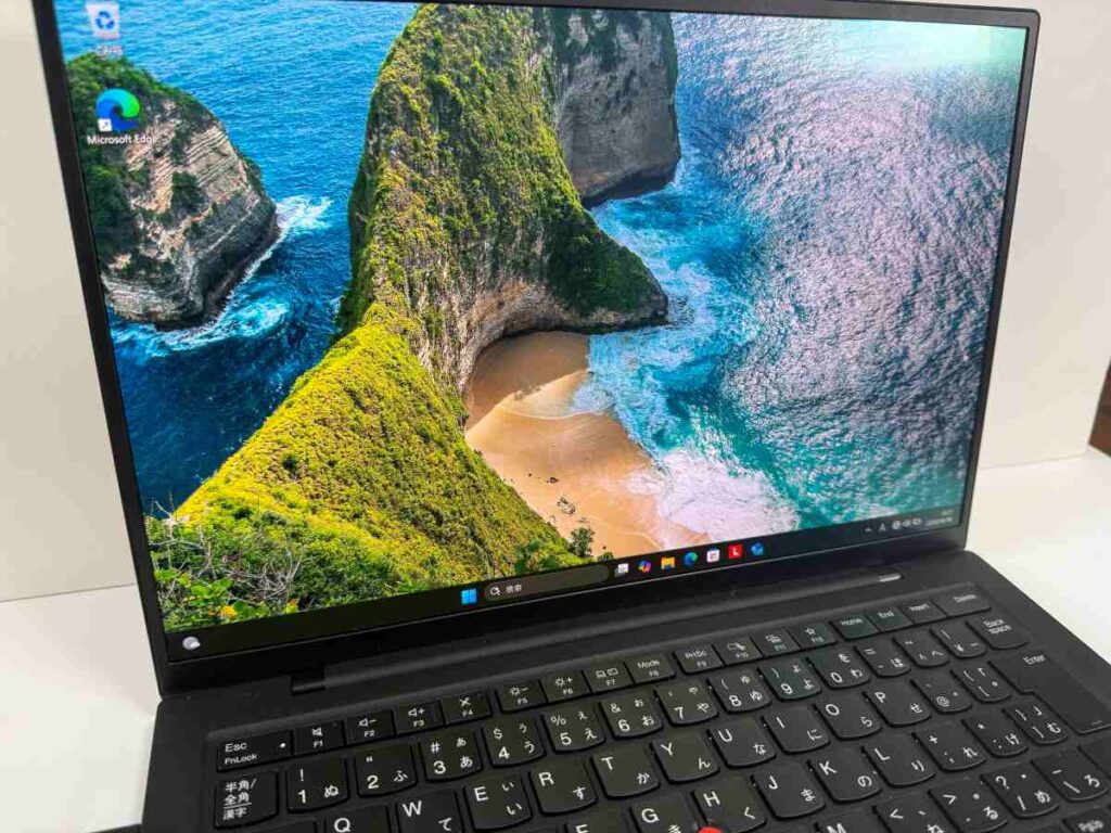 ThinkPad X1 Carbon Gen 13 Aura Edition 斜め外観