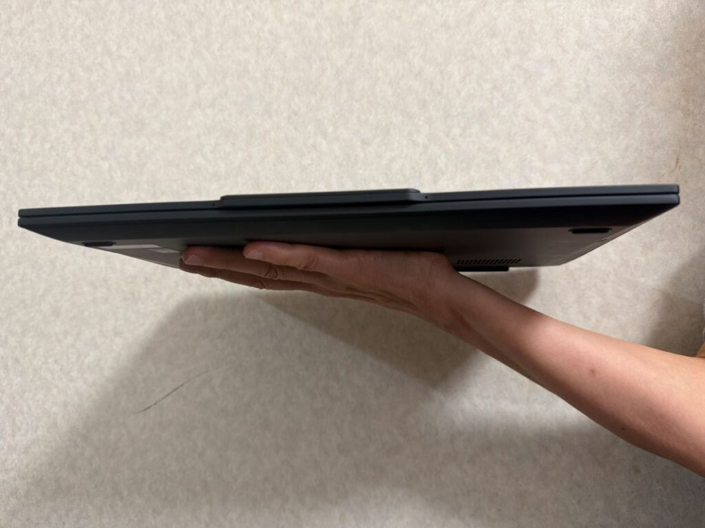 ThinkPad X1 Carbon Gen 13 手持ちサイズ感