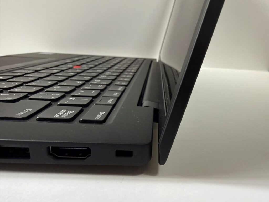 ThinkPad X1 Carbon Gen 13 Aura Edition ヒンジ部分