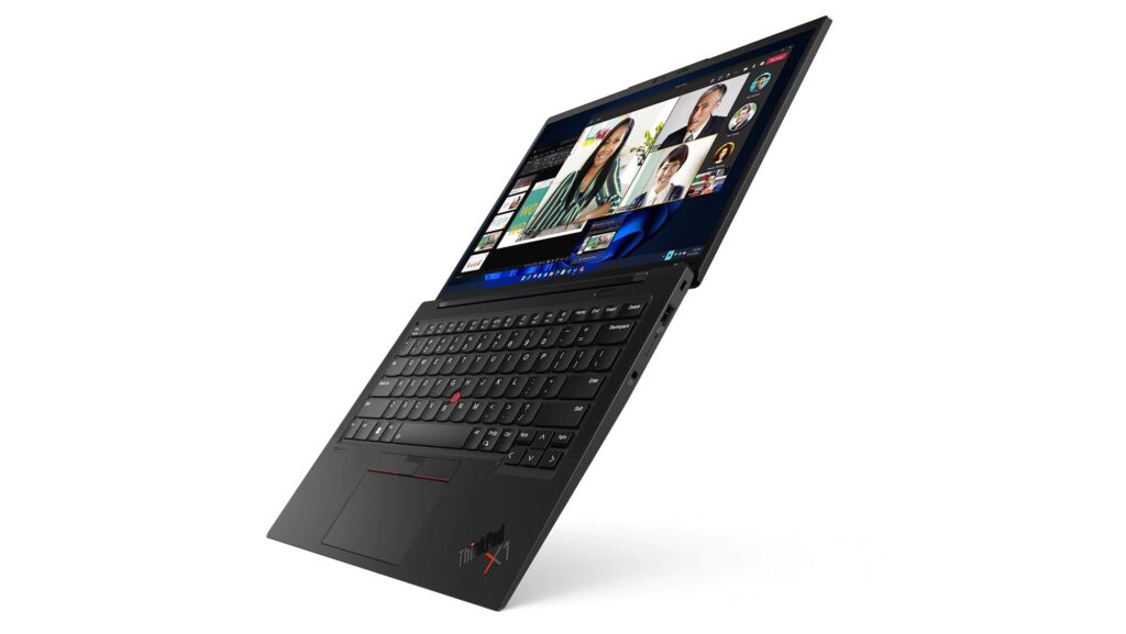 ThinkPad X1 Carbon Gen10を大きく開いた状態。薄型ボディとキーボード面が見える外観