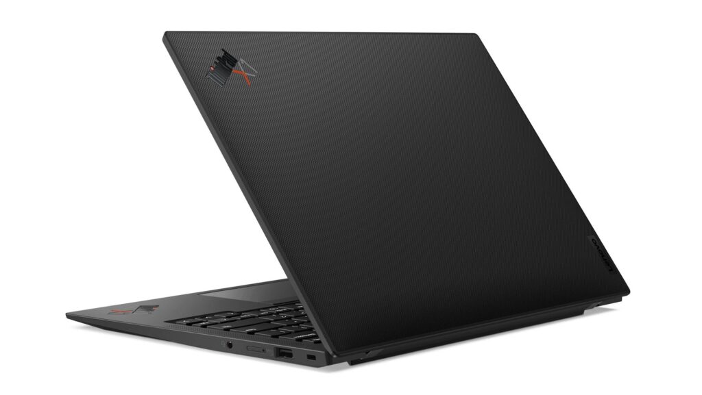 ThinkPad X1 Carbon Gen10の背面デザイン。カーボン調の天板と薄型ボディ、側面ポートが見える