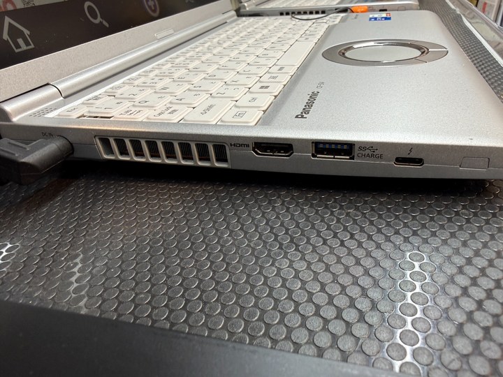 レッツノートSV1の側面にあるVGA端子と有線LAN端子