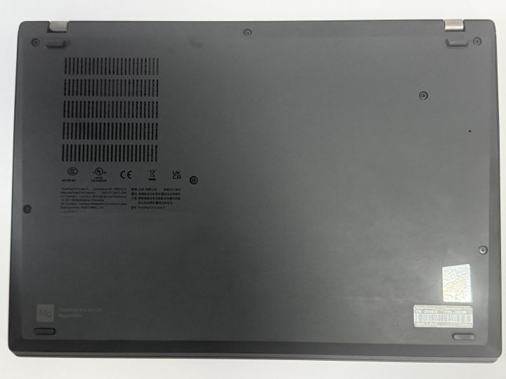 ThinkPad X13 Gen 3の底面