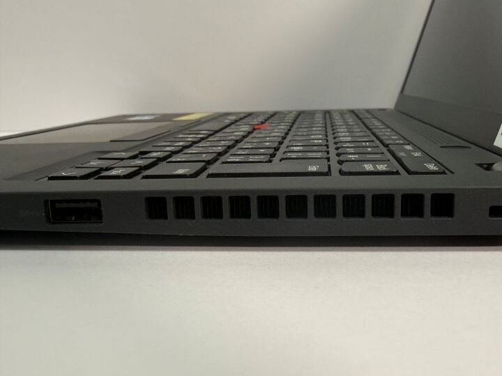 ThinkPad X13 Gen 3の右側面ポートと排気口