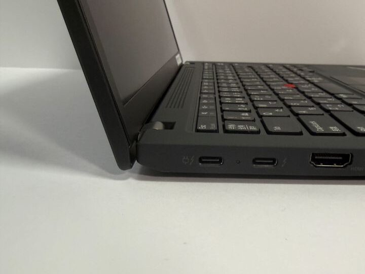 ThinkPad X13 Gen 3の左側面ポート