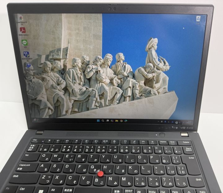 ThinkPad X13 Gen 3の外観を斜めから撮影した写真
