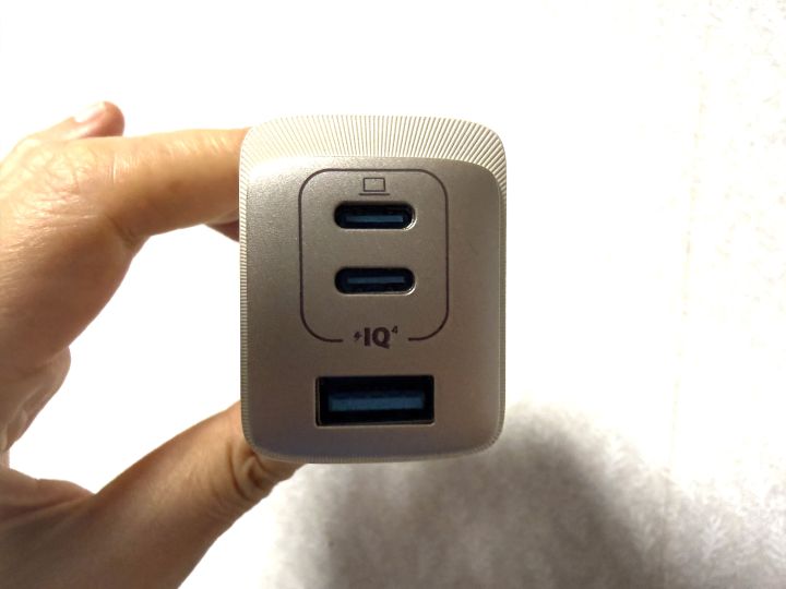 Anker 735 ChargerのUSB-Cポート2つとUSB-Aポート1つ