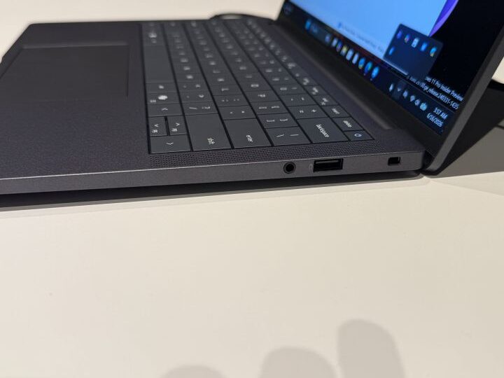 Dell Pro 14 Premiumの反対側の側面端子
