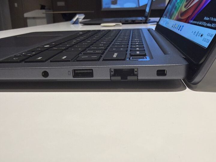Dell Pro 3シリーズ14の右側面端子と有線LANポート