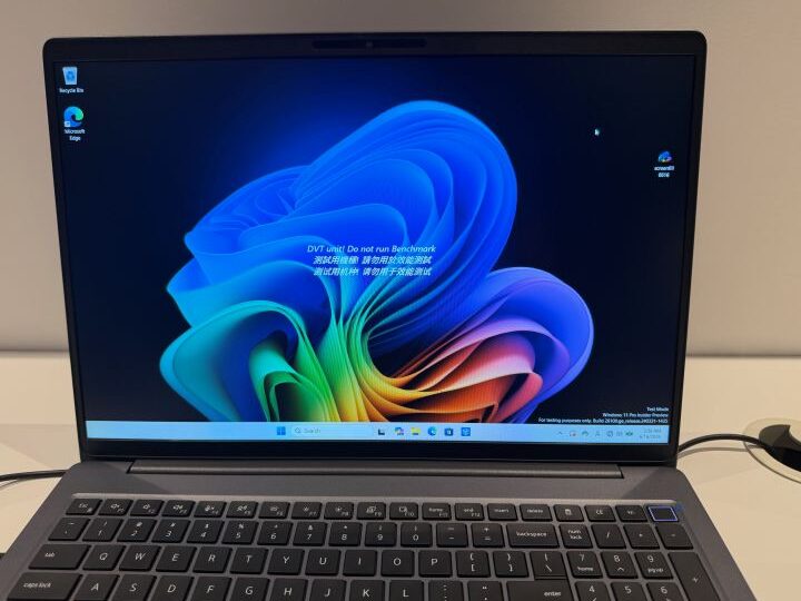 Dell Pro 3シリーズ16の画面とキーボード