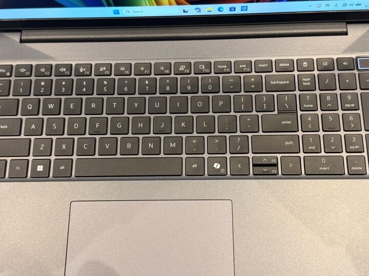 Dell Pro 3シリーズ16のテンキー付きキーボード