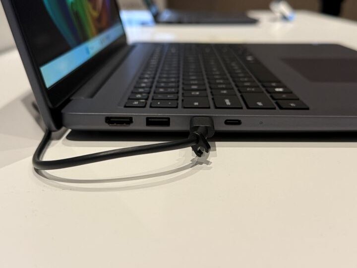 Dell Pro 3シリーズ16の左側面端子