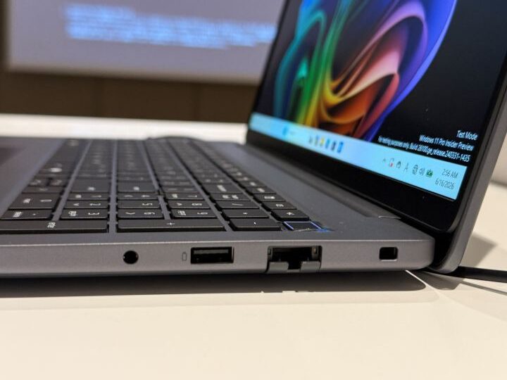 Dell Pro 3シリーズ16の右側面端子と有線LANポート