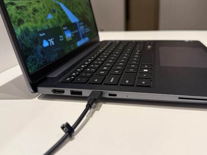 Dell Pro 5シリーズ14の左側面端子