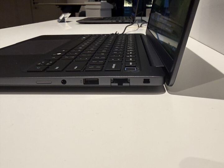 Dell Pro 5シリーズ14の右側面端子と有線LANポート