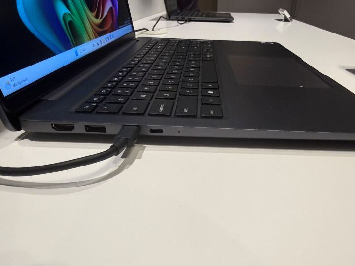 Dell Pro 5シリーズ16の左側面端子