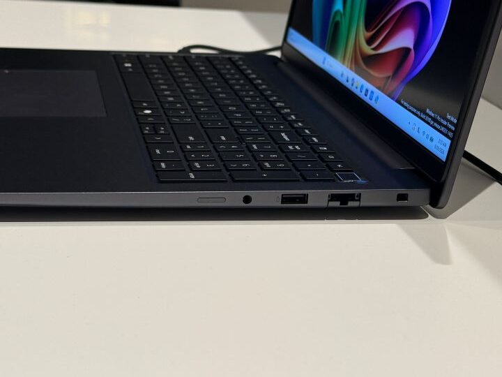 Dell Pro 5シリーズ16の右側面端子と有線LANポート