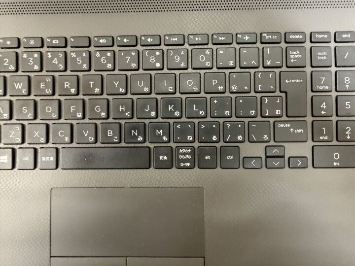 HP 250 G7の日本語キーボードと右側のテンキーを確認した写真