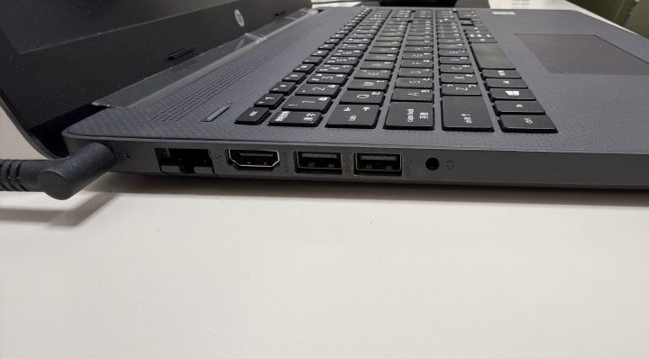 HP 250 G7の左側面にある有線LAN、HDMI、USB Type-A端子を確認した写真